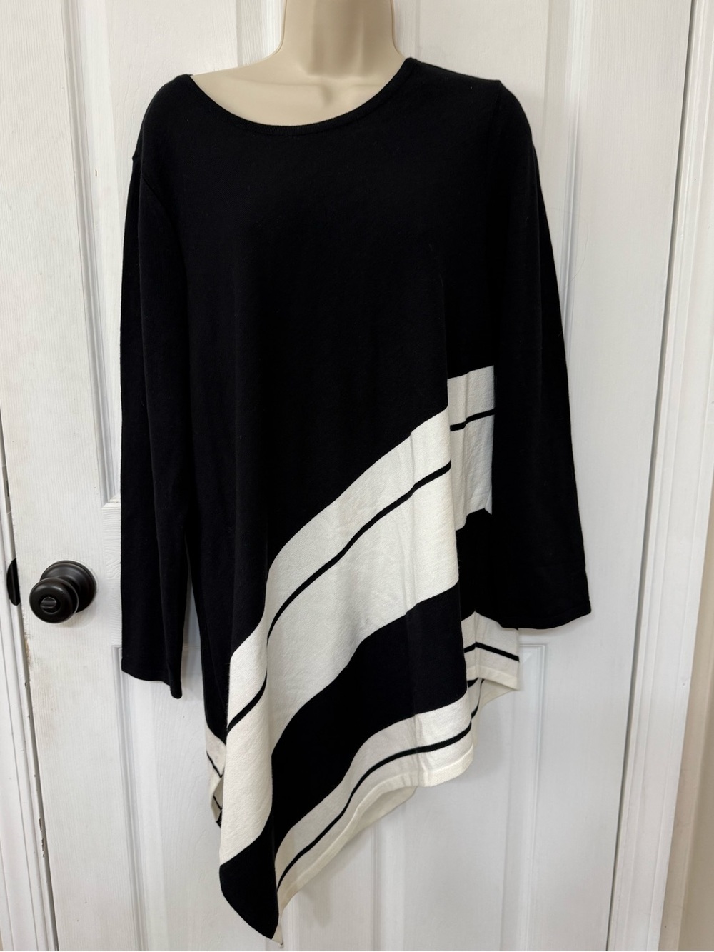 Alfani 2X Black White Asymmetrical Tunic Sweater Colorblock Knit Top - Picture 2 of 10